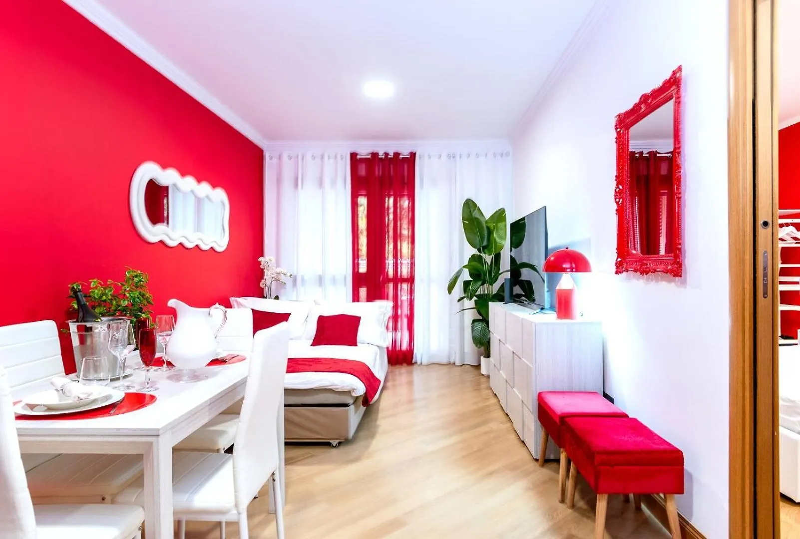 Red Chic Roma Apartment