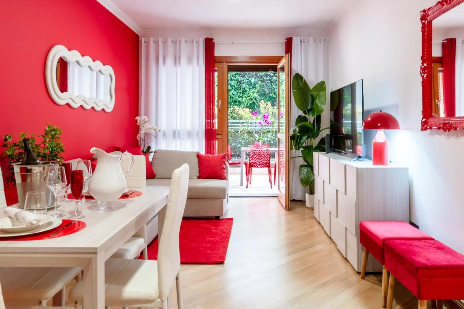 Red Chic Roma Apartment