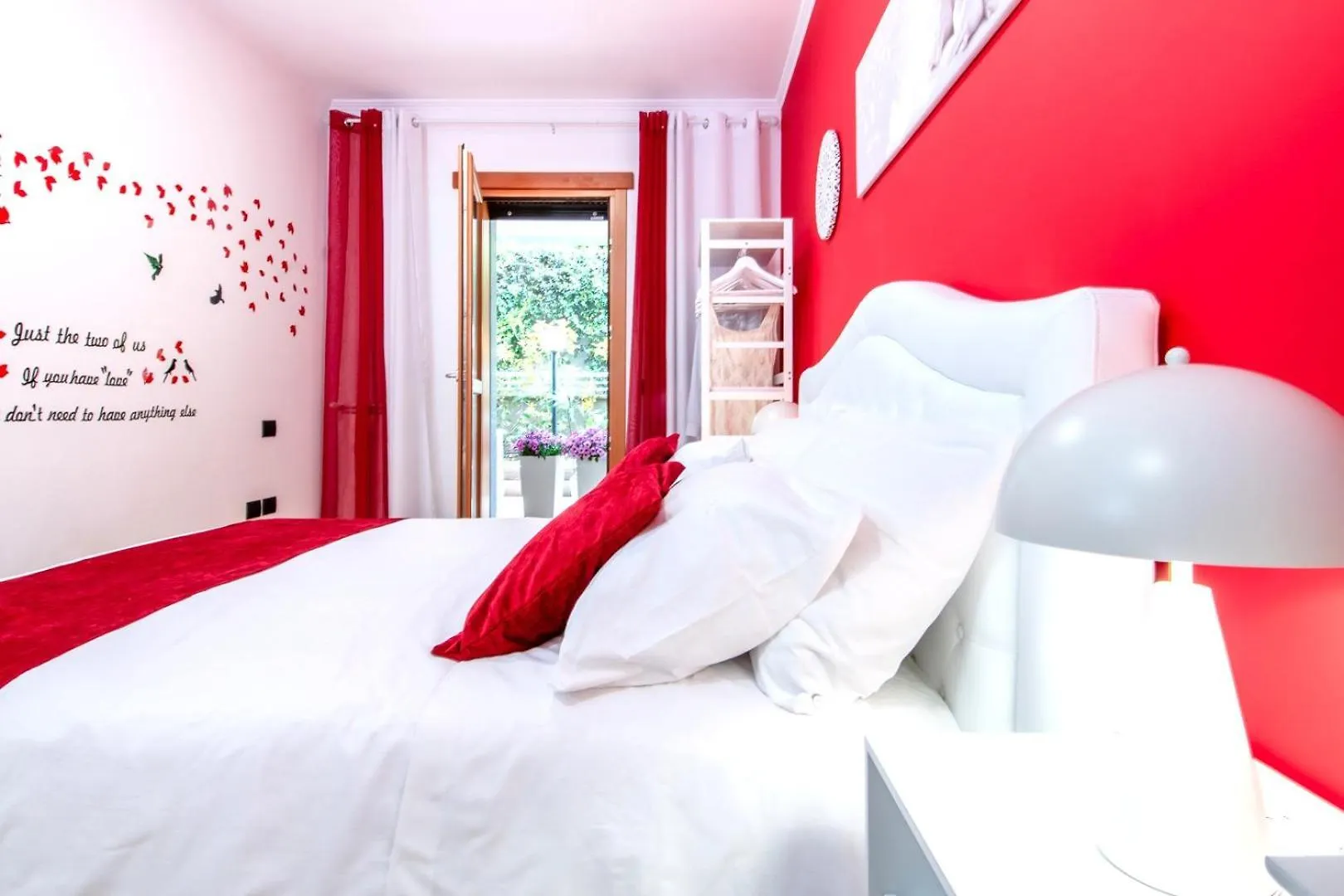 Red Chic Roma Apartment