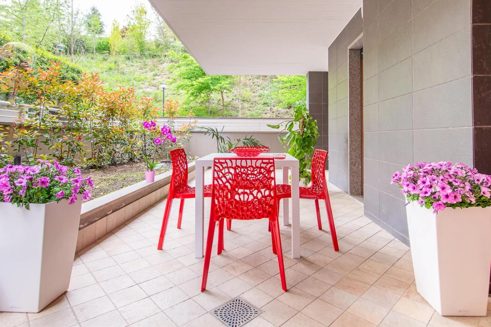 Red Chic Roma Apartment