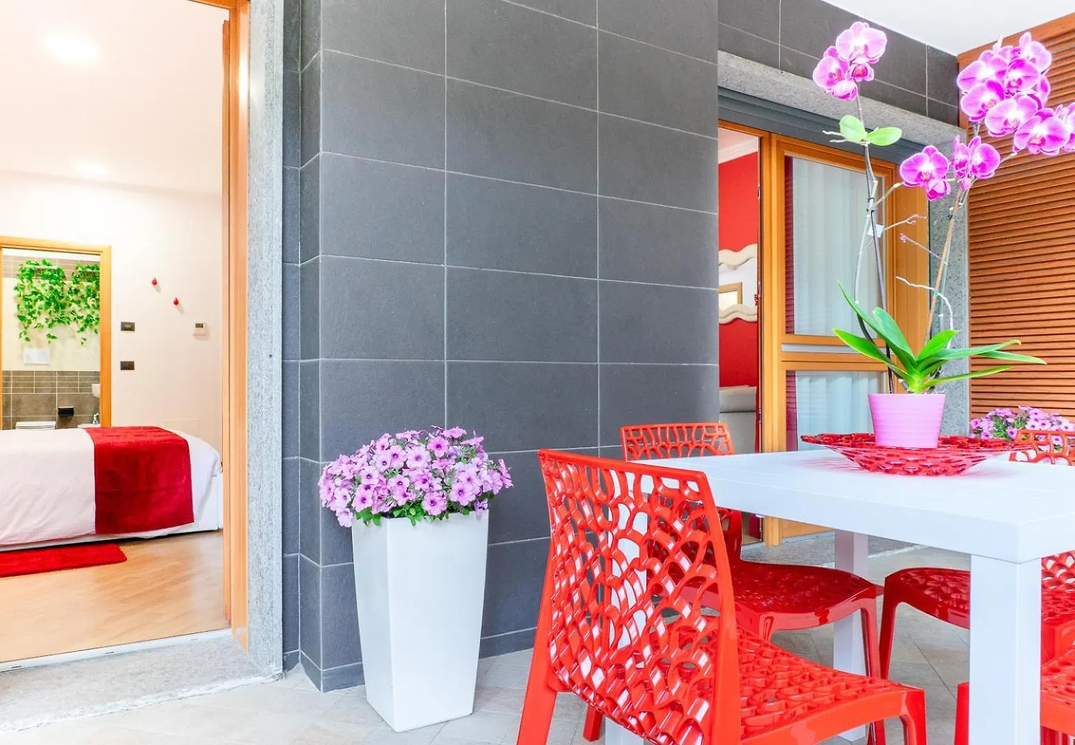 Red Chic Roma Apartment