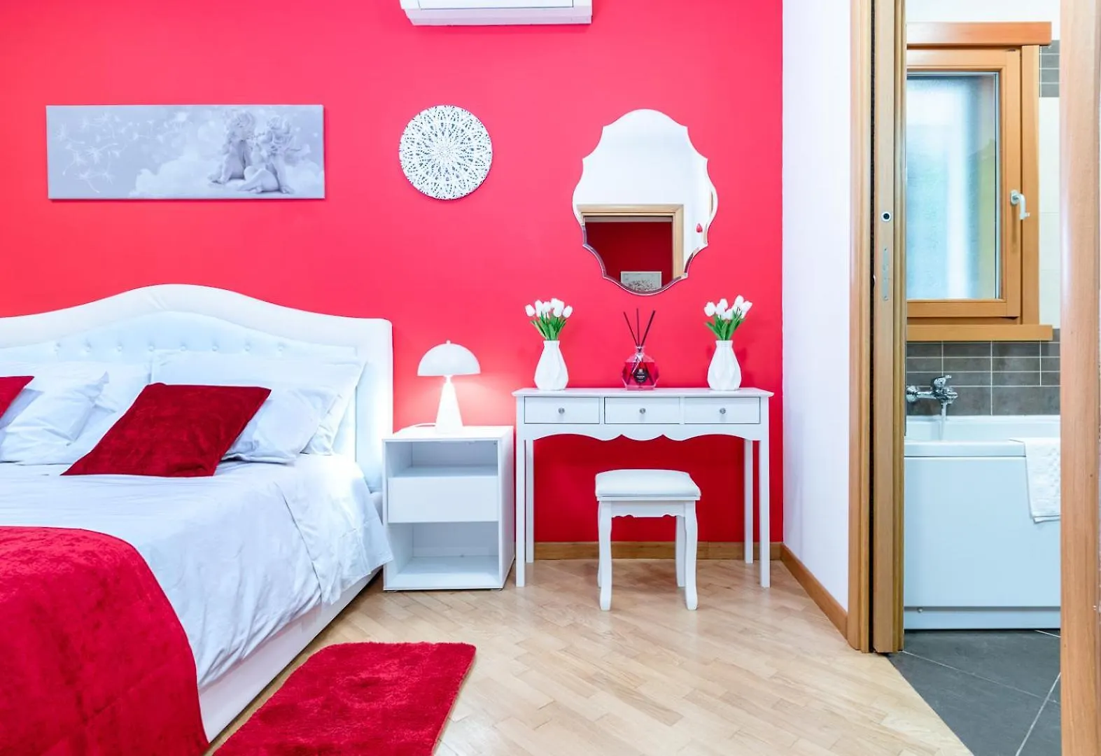 Red Chic Roma Apartment
